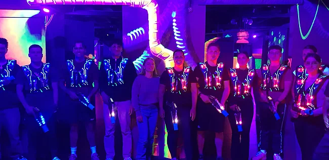 Gemeinsames Lasertag spielen der neuen Studierenden